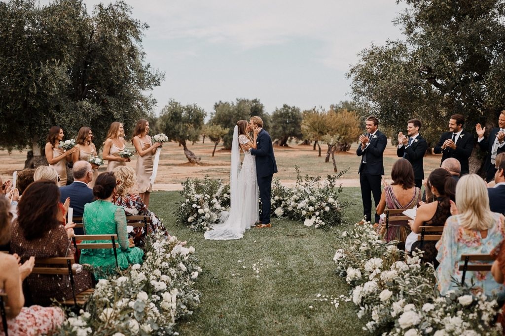 How to decorate the aisle that leads to the Altar